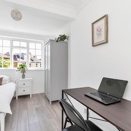 Modern Two Bedroom Apartment With Free Parking! 伦敦 外观 照片