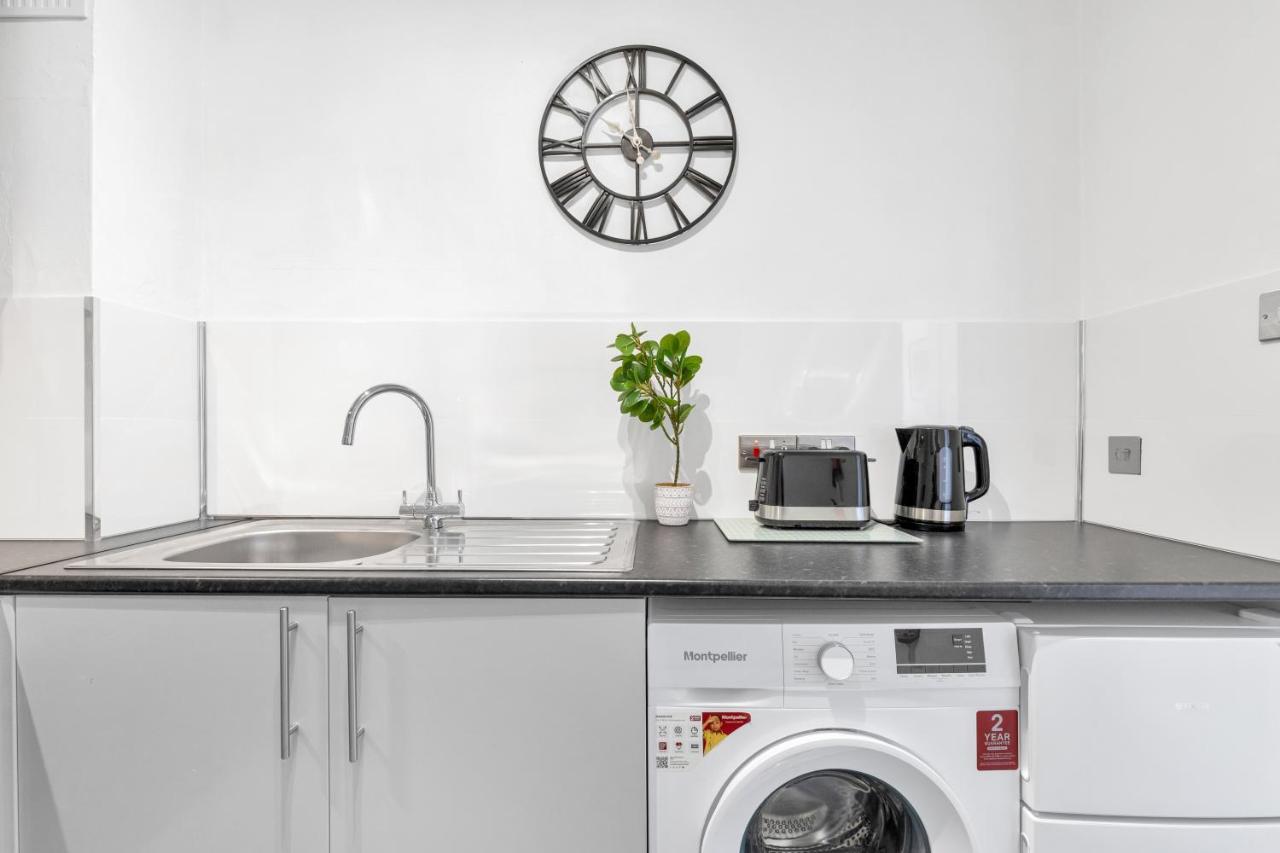 Modern Two Bedroom Apartment With Free Parking! 伦敦 外观 照片